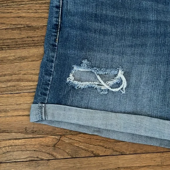 Women’s Levi’s Distressed Denim Cuffed Shorts - Picture 4 of 8